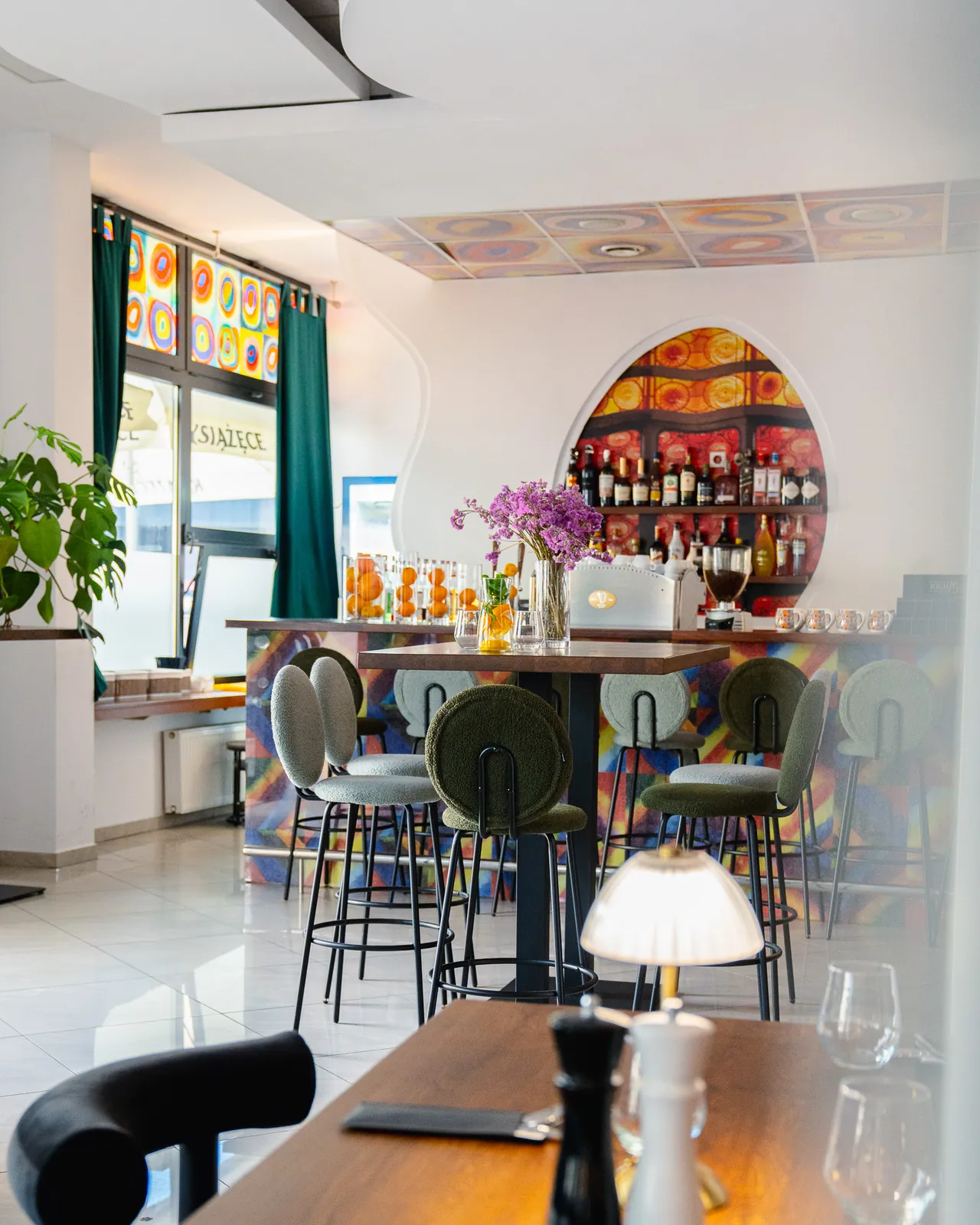 Jasne wnętrze Restauracji MAX z kolorowymi detalami