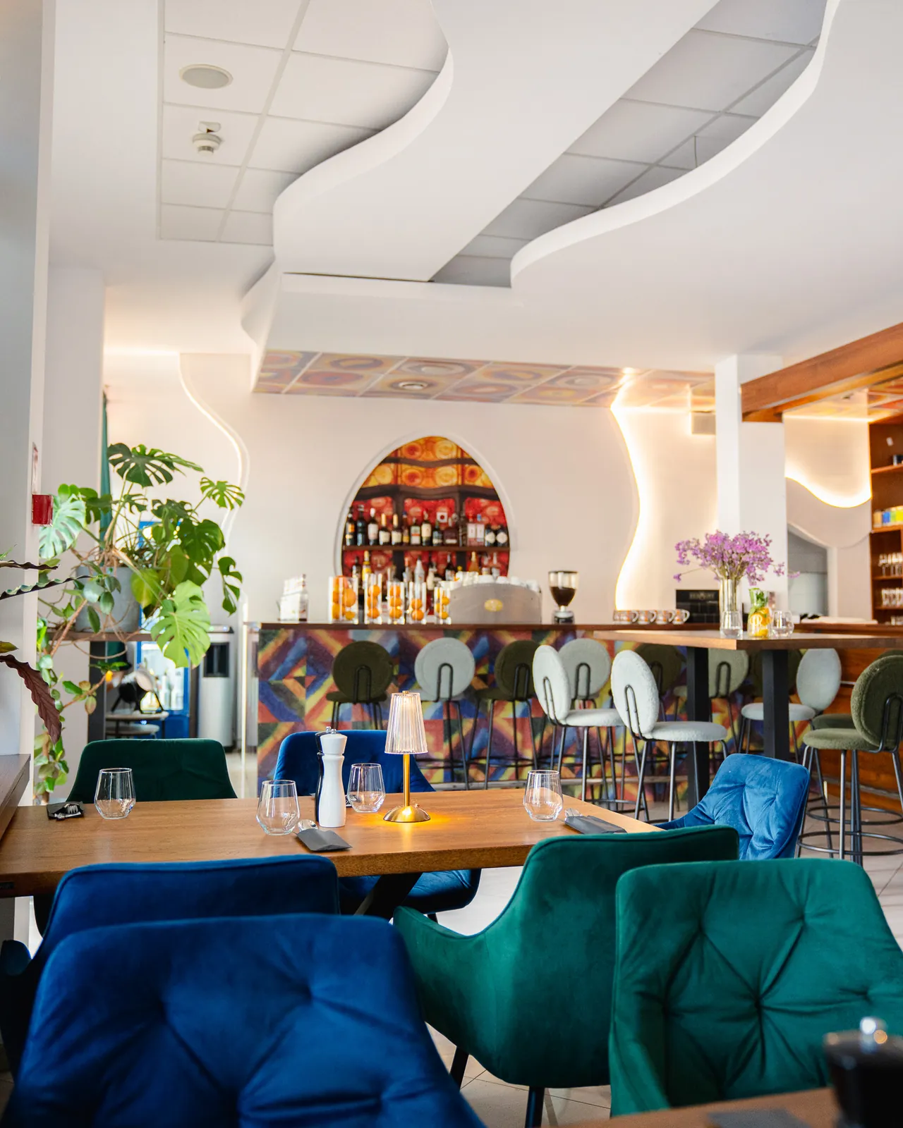 Stoły i obłe wnęki we wnętrzu Restauracji MAX