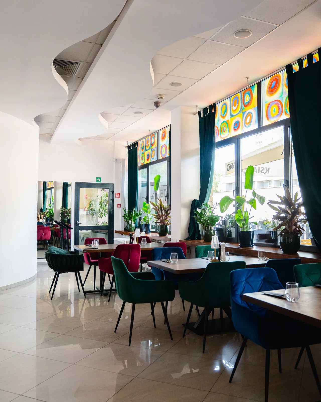 Charakterystyczne obłe wnętrze Restauracji MAX