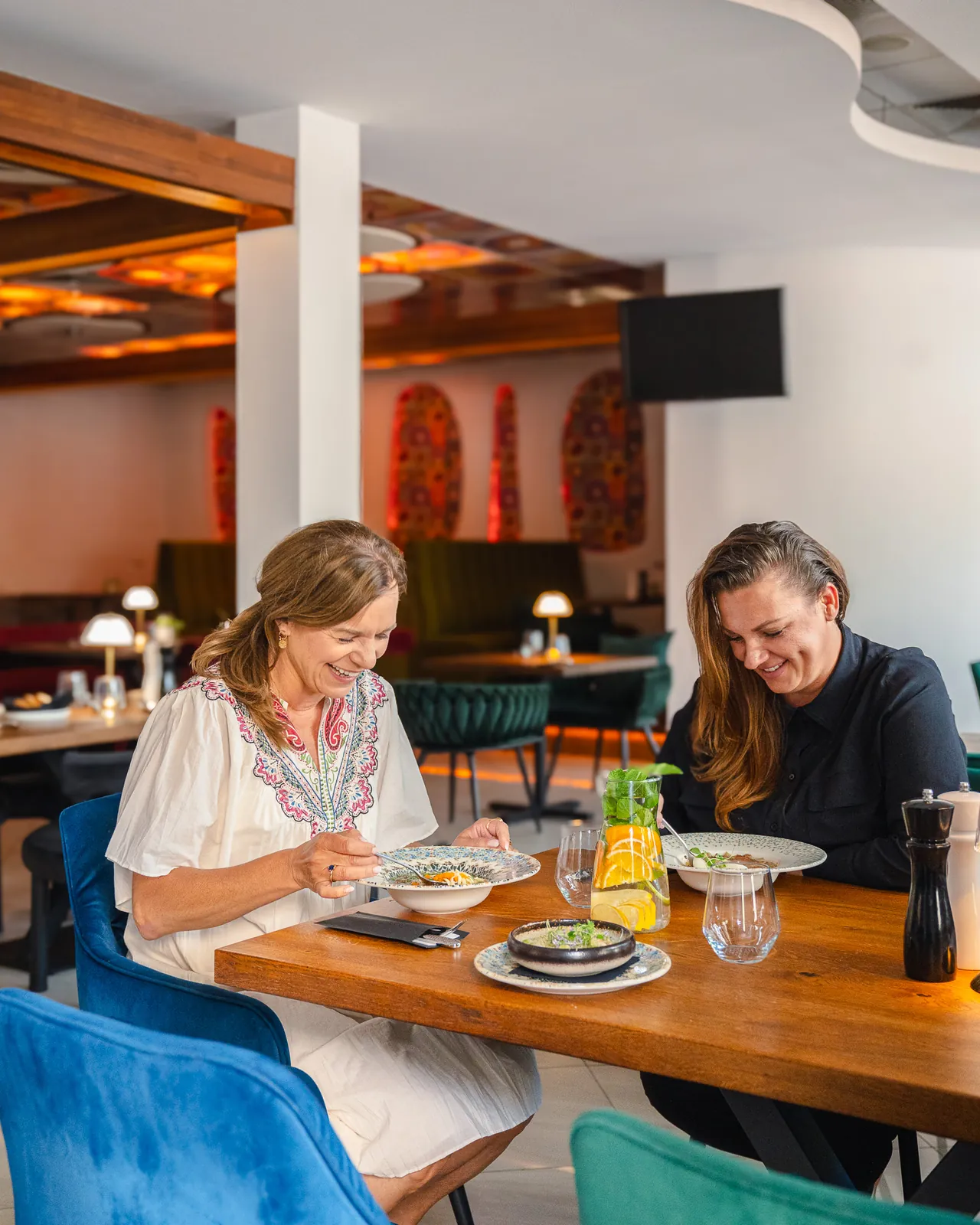 Goście przy stole w Restauracji MAX